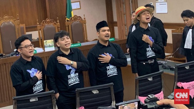 Direktur Lokataru Foundation Delpedro Marhaen meminta negara memulihkan harkat dan martabat dirinya dan tiga rekannya setelah hakim menjatuhkan putusan bebas.