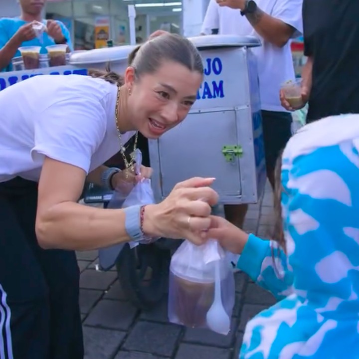<p>Bunda, bulan Ramadhan menjadi momen yang tepat untuk berbagi dan menebar kebaikan kepada sesama. Pasangan Jennifer dan Irfan Bachdim pun belum lama ini menunjukkan toleransi tersebut dengan membagikan takjil. (Foto: Instagram @jenniferbachdim)</p>