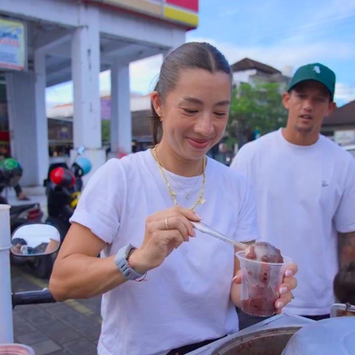 <p>Menariknya, ia juga menyewa jajanan bubur kacang ijo untuk dibagikan kepada orang-orang di pinggir jalan Bali. &ldquo;Bagi-bagi takjil kali ini spesial banget. Terima kasih kepada abang bubur kacang ijo yang telah menjadi bagian dri kita hari ini.. dan izinkan saya mengambil alih tugas kamu,&rdquo; tulis Jennifer, dikutip dari laman Instagram <em>@jenniferbachdim,</em> Jumat (6/3/2026).&nbsp;(Foto: Instagram @jenniferbachdim)</p>