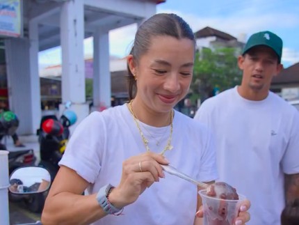 5 Potret Jennifer-Irfan Bachdim dan Keluarga Bagi-bagi Takjil di Pinggir Jalan Bali