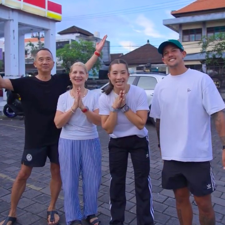 <p>Momen ini dibagikan langsung oleh Jennifer lewat sebuah video yang diunggah di akun Instagram pribadinya. Tak hanya berdua, ia juga mengajak keluarga, termasuk kedua orang tuanya.&nbsp;&nbsp;(Foto: Instagram @jenniferbachdim)</p>