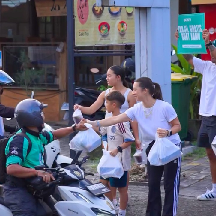 <p>Tentu saja unggahan tersebut langsung menuai reaksi positif dari warganet yang kagum dengan keluarga artis satu ini, Bunda. &ldquo;<em>Positive vibes</em> semua sampe ke Opa Omanya,&rdquo; tulis akun <em>@mamabule****.</em> &ldquo;Aku salut sama keluarga ini, <em>happy </em>terus,&rdquo; tulis akun <em>@kartika_kar****.&nbsp;</em>(Foto: Instagram @jenniferbachdim)</p>