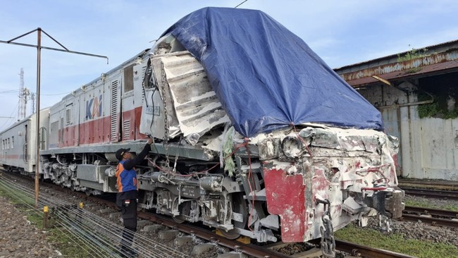 KA 147 Blambangan Ekspres tertabrak truk di Probolinggo. KAI pastikan tidak ada korban, penumpang dialihkan ke kereta lain.