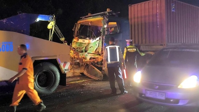 Kecelakaan beruntun di Tol Cipularang KM 93 melibatkan 10 kendaraan, mengakibatkan 2 tewas dan 4 luka berat. Penyebab diduga rem blong pada truk.