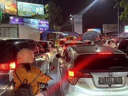 Macet Horor di A Yani Surabaya Dipicu Volume-Bus Ambil Lajur Lawan