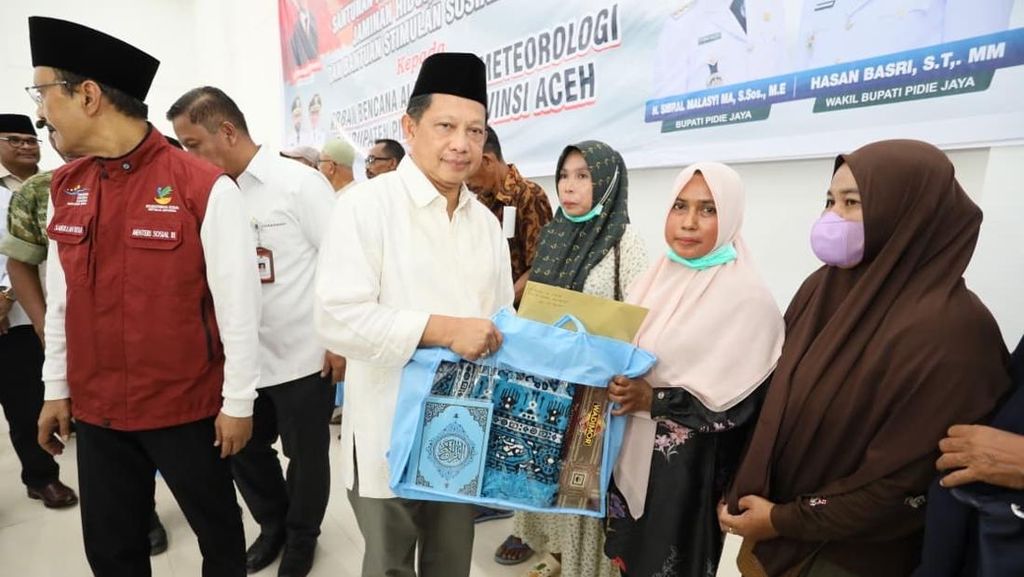 Kasatgas PRR Tito Salurkan Bantuan untuk Korban Bencana Sumatra