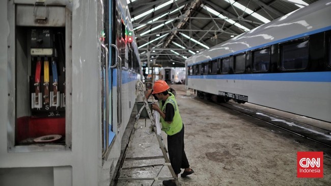 PT KAI menjual 734 ribu tiket KA jarak jauh saat mudik Lebaran, menandakan tingginya minat masyarakat bepergian dengan kereta.