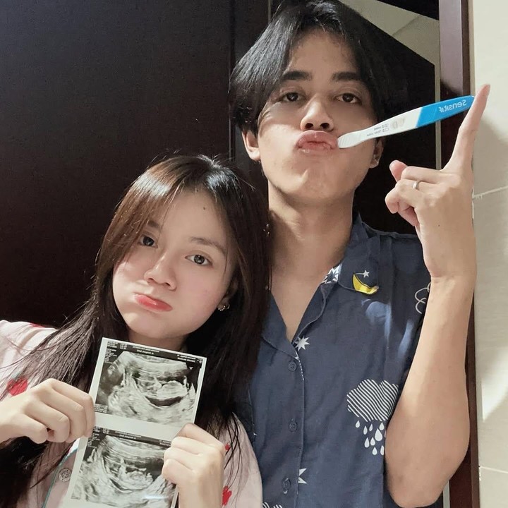 <p>Influencer Kharisma Cahaya Putri atau dikenal dengan Kayes menjalani kehamilan pertama di usia yang masih terbilang muda, yakni 22 tahun. Kayes mengumumkan kehamilannya dengan cara sederhana pada Agustus 2024. Ia mengunggah potret bersama suaminya Eldin Rahadian Putra, sambil memamerkan hasil test pack positf dan USG. Pada Februari 2025, anak pertama Kayes lahir. (Foto: Instagram @ewkharis)</p>