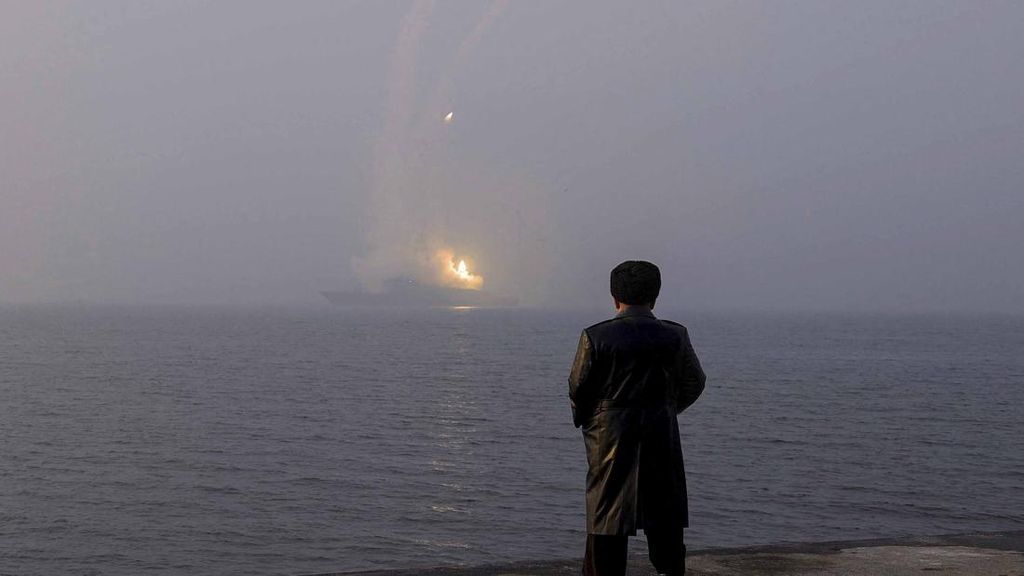 Kim Jong Un Pamer Rudal Balistik Korut, Klaim Mampu Capai AS