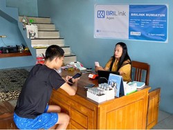 Rumiatun Jadi Andalan Warga Desa untuk Akses Layanan Perbankan