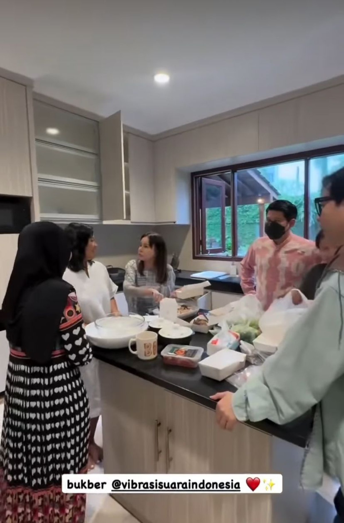 Musisi Tanah Air Bukber di Rumah Ariel