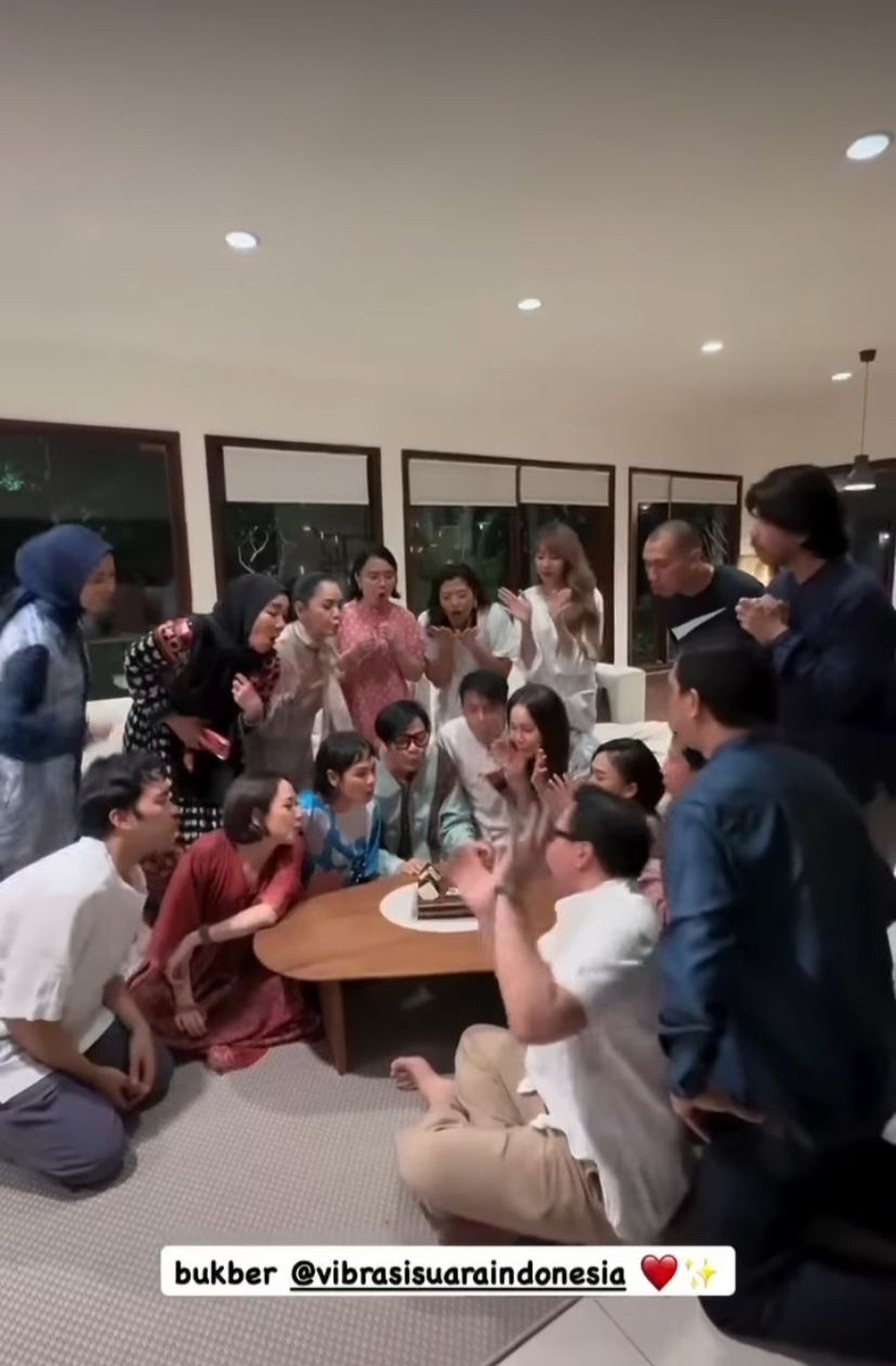 Musisi Tanah Air Bukber di Rumah Ariel