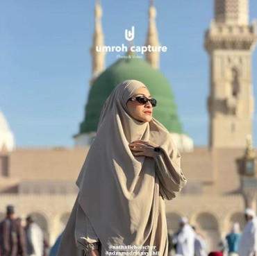 Nangis Cium Ka'bah, 7 Momen Emosional Nathalie Holscher Jalani Umrah dengan Anak