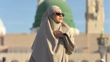 Berita Viral Selebriti dari InsertLive : Nangis Cium Kabah, 7 Momen Emosional Nathalie Holscher Jalani Umrah dengan Anak