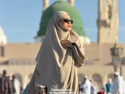 Nangis Cium Ka'bah, 7 Momen Emosional Nathalie Holscher Jalani Umrah dengan Anak
