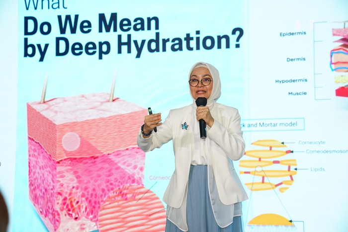 Dr. dr. Fitria Agustina, Sp.DVE menjelaskan pentingnya hidrasi kulit dalam acara 