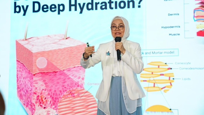 Dr. dr. Fitria Agustina, Sp.DVE menjelaskan pentingnya hidrasi kulit dalam acara 