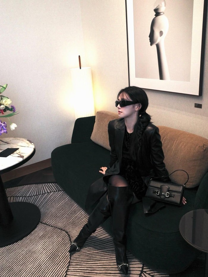 Pada kesempatan kali ini, Park Gyu Young terlihat chic dan modis dalam balutan pakaian serba hitam./ Foto: instagram.com/lavieenbluu