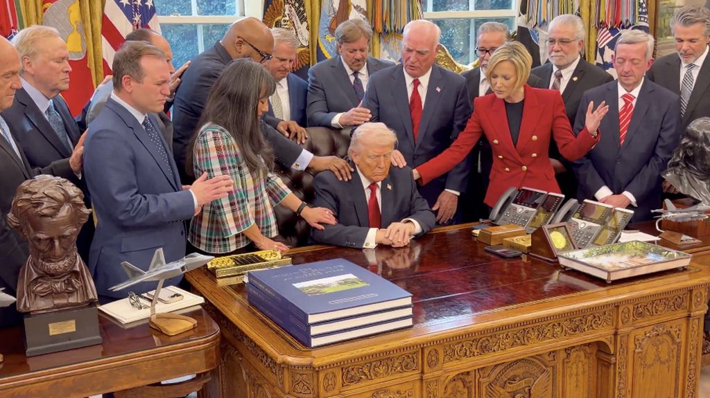 Puluhan Pemuka Agama Pegang Pundak-Doakan Trump saat Perang Iran vs AS