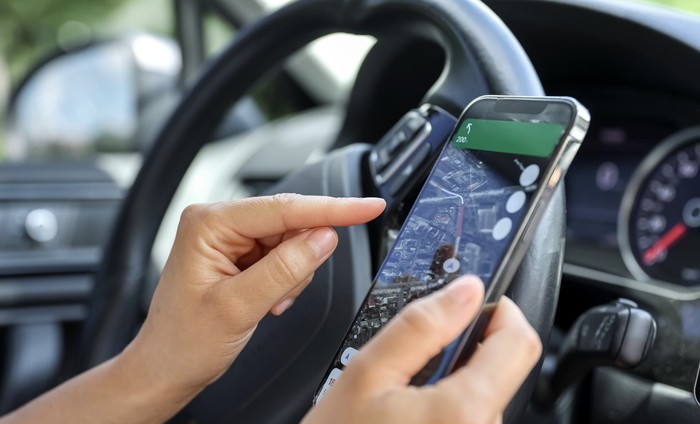 Sebelum berangkat dan menyalakan kendaraan, pastikan kamu telah merencanakan rute perjalanan agar bensin yang terpakai tidak sia-sia karena lewat di jalan yang salah atau terjebak macet./ Foto: Freepik.com/pvproductions