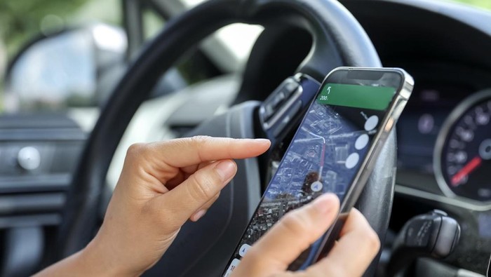 Sebelum berangkat dan menyalakan kendaraan, pastikan kamu telah merencanakan rute perjalanan agar bensin yang terpakai tidak sia-sia karena lewat di jalan yang salah atau terjebak macet./ Foto: Freepik.com/pvproductions