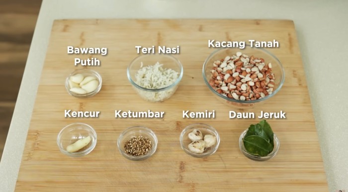 Resep rempeyek kacang teri ala Chef Devina Hermawan