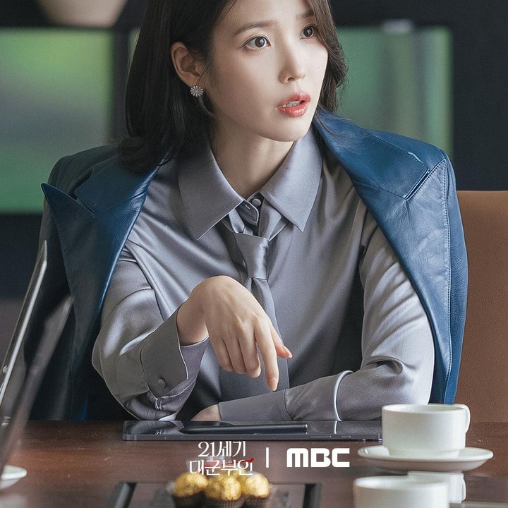 <p>Sementara IU, ia memerankan sosok Seong Hui Ju, seorang keturunan konglomerat sekaligus pewaris yang memiliki segalanya. Namun, statusnya dalam masyarakat hanyalah orang biasa yang tidak begitu terpandang. (Foto: Instagram @mbcdrama_now)</p>