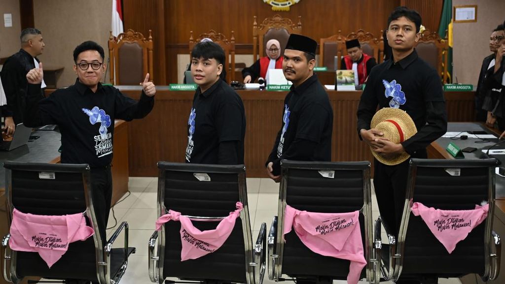 FOTO: Vonis Bebas Delpedro dkk, Seluruh Dakwaan Jaksa Tak Terbukti