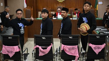 FOTO: Vonis Bebas Delpedro dkk, Seluruh Dakwaan Jaksa Tak Terbukti