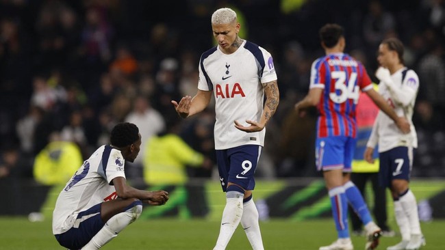 Klasemen Liga Inggris berubah setelah Tottenham kalah 1-3 dari Crystal Palace. Spurs kini terancam degradasi, sementara Arsenal tetap di puncak.