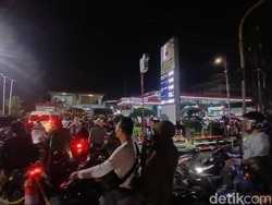 Ratusan Kendaraan Padati SPBU di Medan, Antrean Mengular