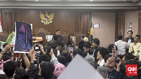 Lagu Bella Ciao Menggema di Ruang Sidang Usai Hakim Bebaskan Delpedro