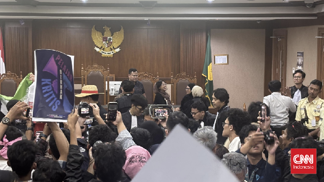 Warga yang memenuhi ruang sidang tak kuasa menahan tangis bercampur bahagia hingga sorak sorai setelah majelis hakim membebaskan Delpedro dan kawan-kawan.