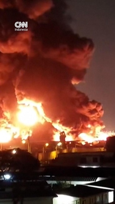 Kebakaran Hebat Gudang Kasur di Peru, Ratusan Damkar Dikerahkan