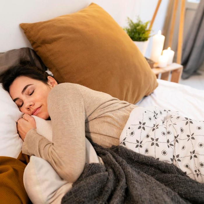 Tidur yang cukup dan berkualitas membantu menjaga fungsi otak tetap optimal saat puasa. Kualitas istirahat yang baik juga bisa membantu mengurangi brain fog.