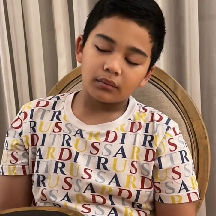 <p>Melalui unggahan di Instagram, Shireen kerap membagikan momen ketika sang putra menjalani sahur. Seperti pada potret yang satu ini, Adam terlihat sangat mengantuk karena ia begadang di malam harinya, Bunda. "Berat banget sahurnya nak, begadang mikirin apa si? Sehat sehat nak. <em>MasyaAllah tabarakallah</em>," ungkap Shireen. (Foto: Instagram @shireensungkar)</p>