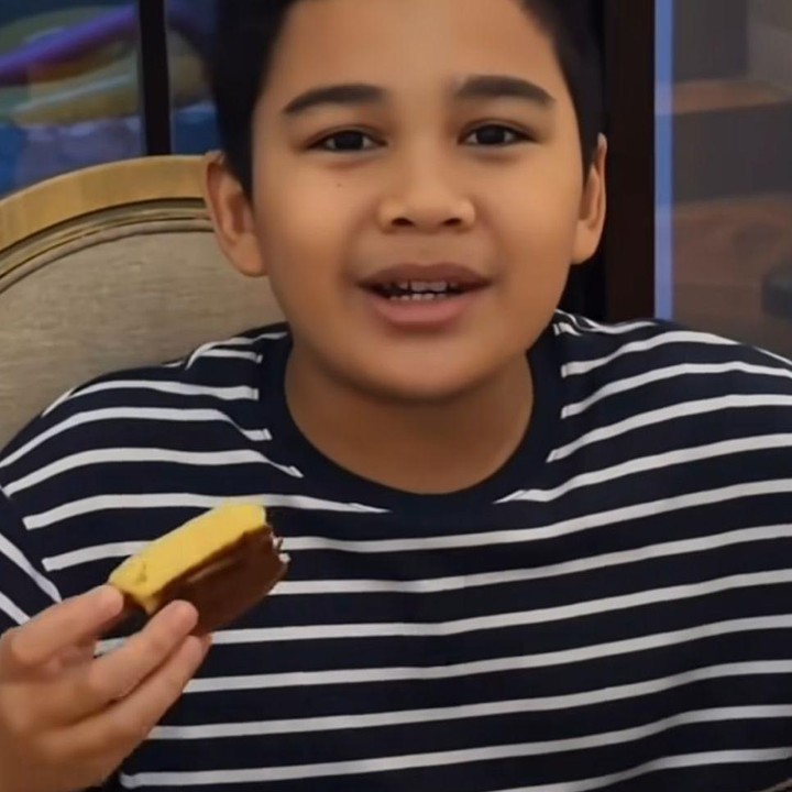 <p>Lain ceritanya kalau sudah masuk waktu berbuka puasa, begitu azan Maghrib berkumandang, Adam langsung berlari ke meja makan demi mencicipi kue pukis buatan sang Bunda. Bahkan, ia berulang kali memuji kelezatan kue tersebut. (Foto: Instagram @shireensungkar)</p>