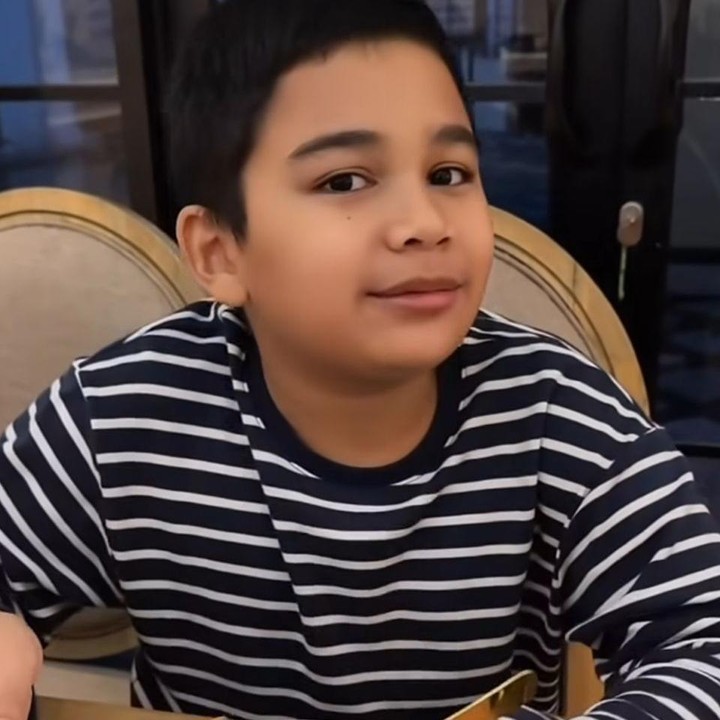 <p>Setelah puas menyantap kue pukis, bukannya bergegas salat Maghrib, Adam rupanya langsung lanjut menyantap nasi dengan sangat lahap nih, Bunda. Dengan santainya ia berkata, "Gapapa makan dahulu," kata Adam. (Foto: Instagram @shireensungkar)</p>