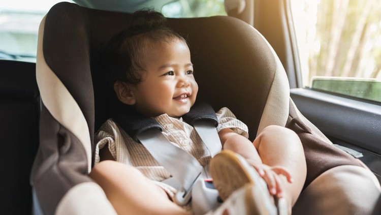 Tips Aman Anak Duduk di Car Seat Saat Perjalanan Mudik Menurut Dokter