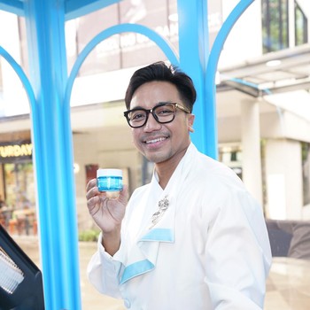 Trik Makeup 'Skin-Like' Finish dan Nggak Cakey dari MUA Bubah Alfian