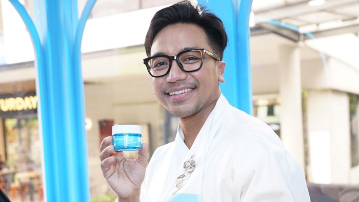 Trik Makeup 'Skin-Like' Finish dan Nggak Cakey dari MUA Bubah Alfian