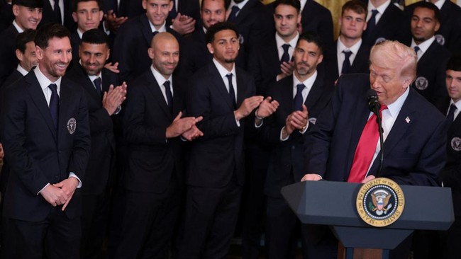 Presiden Trump menjamu Lionel Messi dan Inter Miami di Gedung Putih. Dia membahas operasi militer AS di Iran dan memuji keputusan Messi bermain di AS.