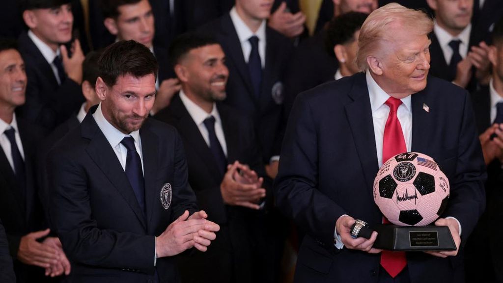 Trump Sebut Putranya Fans Berat Ronaldo di Depan Messi