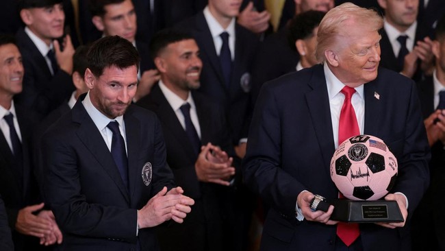 Presiden AS Donald Trump membawa-bawa nama Cristiano Ronaldo saat bertemu Lionel Messi di Gedung Putih, Kamis (5/3).