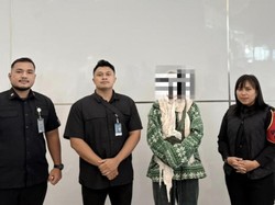 Imigrasi Ciduk WN Australia Pelatih Surfing Ilegal di Pantai Lakey Dompu