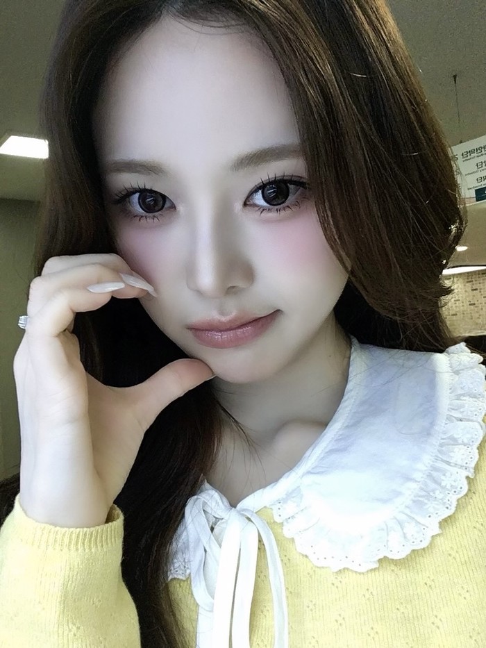 Alumni Hanlim Multi Arts School satu ini pun sempat menjalani masa pelatihan di SOURCE MUSIC selama beberapa tahun sebelum kemudian mengikuti survival show Korea Selatan bertajuk &lsquo;R U Next?&rsquo; yang melahirkan ILLIT. / Foto: x.com/izna_offcl