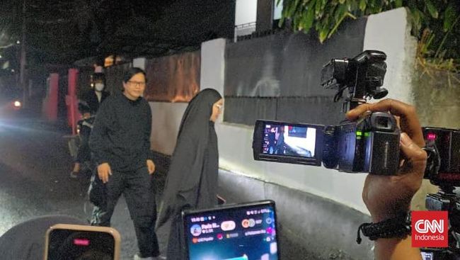 Sejumlah kerabat dan artis berkumpul di rumah duka Vidi Aldiano yang berada di Cilandak, Jakarta Selatan, Sabtu malam ini.