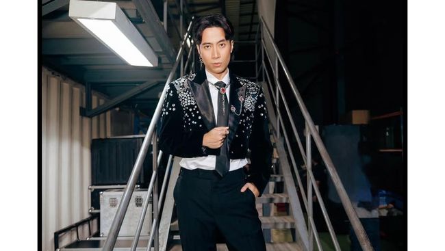 Lirik Lagu Bertahan Lewati Senja - Vidi Aldiano