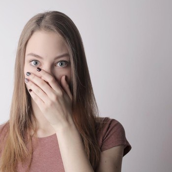 7 Situasi yang Mengharuskan Lebih Baik Diam Menurut Ilmu Psikologi