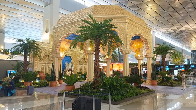 PT Angkasa Pura Indonesia (InJourney Airports) menghadirkan nuansa ramadan di bandara melalui desain tematik pada terminal penumpang pesawat.